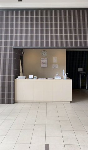 【エントランス】 | オーベルグランディオおおたかの森 | エントランスを抜けた瞬間に感じるのは、しっかりと管理された住まいならではの安心感。大規模マンションならではのスケールと、24時間有人管理が日々の暮らしを支えます。