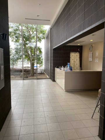 【エントランス】 | オーベルグランディオおおたかの森 | 住戸に入る前の”ワンクッション”として、住む人の生活を静かに守る、信頼感のある空間です。