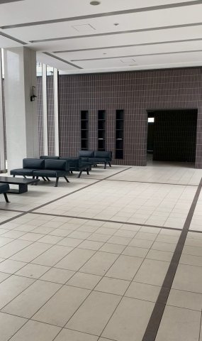 【ロビー】 | オーベルグランディオおおたかの森 | 住まいの顔となるロビーは、落ち着きと品格を感じさせる共用空間。帰宅した瞬間に感じる安心感を自然と感じ、来客時にも好印象を与え、大規模マンションならではの管理体制と暮らしやすさを実感できる場所です。
