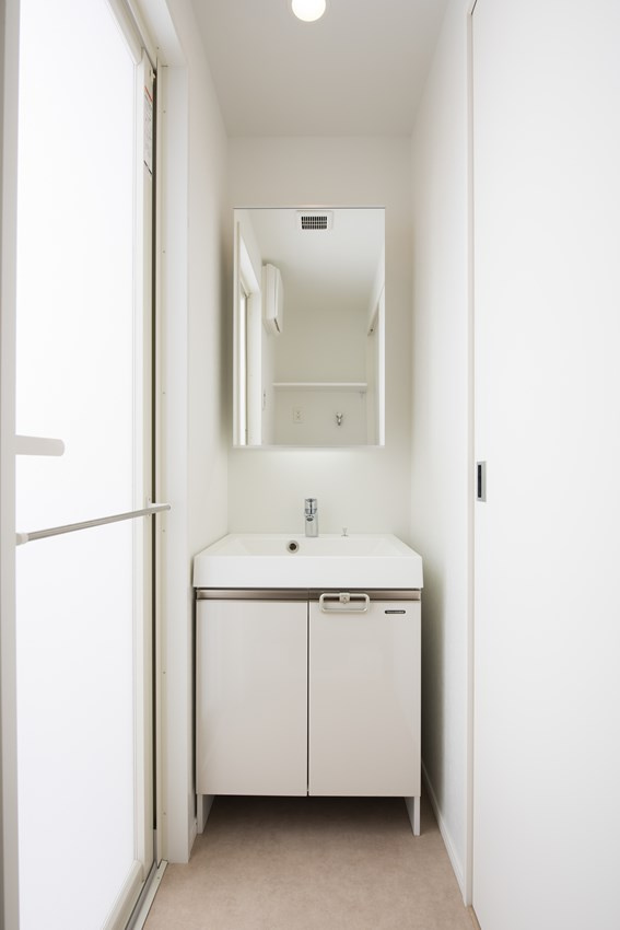 エンクレスト博多GATEの洗面所|明るい洗面所です