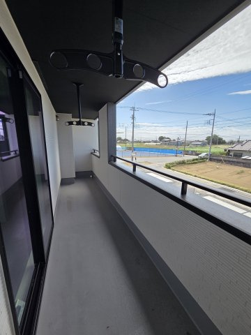 新築　太田市新田高尾町　GRAFARE　3号棟のバルコニー|現地写真　日当たりの良い広々バルコニー！どのお部屋からも行き来できます。							
								
　