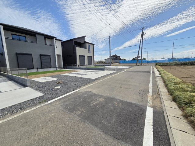 新築　太田市新田高尾町　GRAFARE　3号棟の前面道路含む現地写真|現地写真　南側接道幅員約4ｍ	