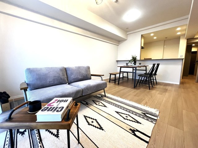 コスモテール吉塚の居間・リビング|長方形のお部屋は家具を配置しやすく生活しやすいですよ♪