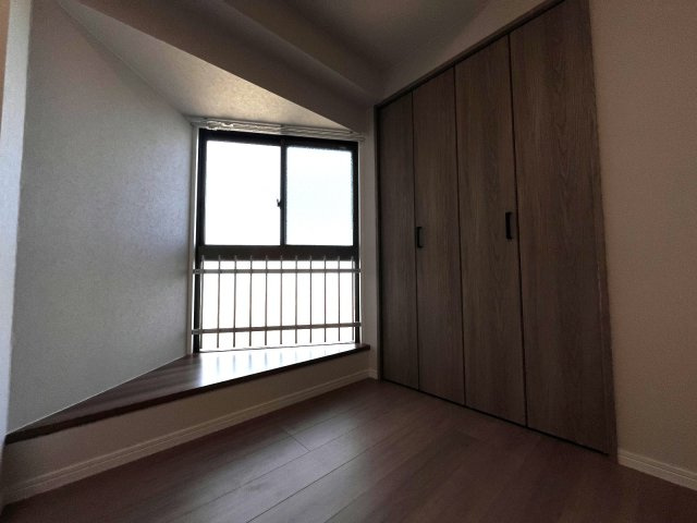 コスモテール吉塚の洋室|デザイン性のある窓です☆おしゃれな雰囲気になりますね☆