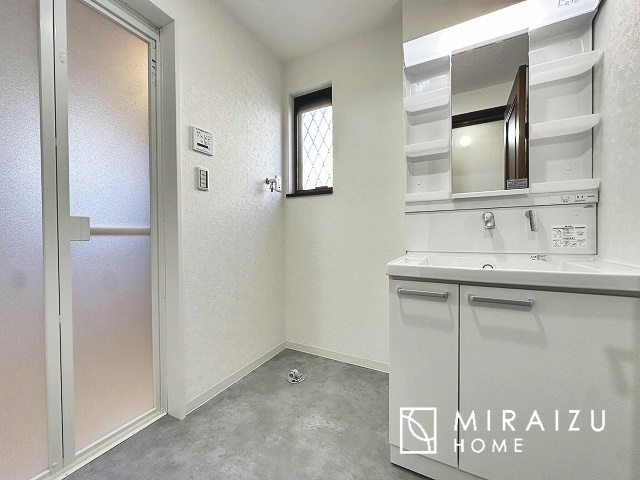 【洗面所】 | 洗濯機置き場、脱衣スペースもしっかりと確保されている洗面室。
水回りが集結した間取りなので、お料理やお洗濯物、お掃除の同時進行も可能です。