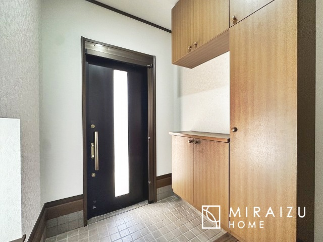 【玄関】 | 永く住むからこそシンプルで飽きのこないデザインに。ただいま、おかえりの温かな声が聞こえる玄関。