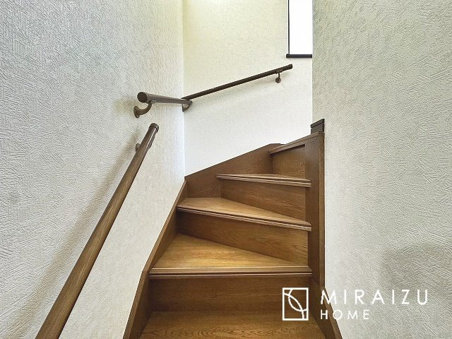 【内装】 | 安全性に配慮した手すり、清潔感や明るい陽光を取り入れてくれる窓がある階段。LED照明付きでお財布にもやさしいつくり。