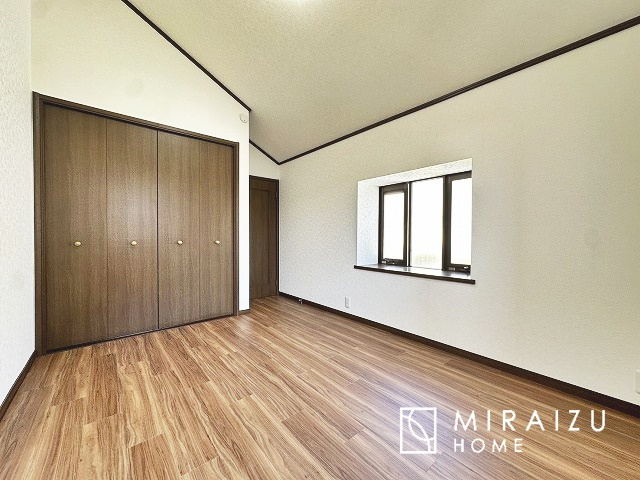 【洋室】 | 日当たりの良いお家は嬉しいですよね。それぞれ価値観が分かれる箇所です、実際に内覧して日当たりの心地よさをご体感下さいね♪