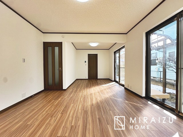 【居間・リビング】 | 食事を取るスペースもリラックスしてくつろげるスペースもお子さんが勉強するスペースも兼ね備えたリビングダイニング。