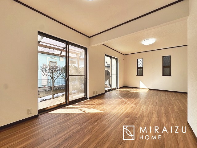 【居間・リビング】 | 窓が多いと温かな太陽の光と心地いい風が室内へと入ります。家族が集まるリビングは明るく過ごしやすいつくりです。窓が多いお家は住みやすい証です。