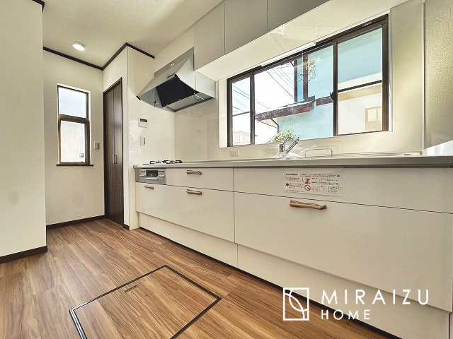 【キッチン】 | 収納に様々な工夫がされていて出しやすく片付けやすい、散らかりにくいキッチンになっています！人工大理石の天板や深型シンクなど、デザイン性と機能性を兼ね備えているので見せたいキッチンになっています。