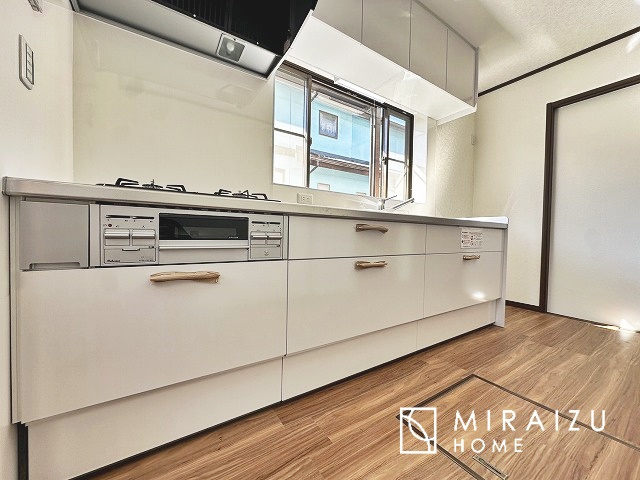 【キッチン】 | 広々としたキッチンは大きな深型シンク、3口コンロ、換気扇、大きなお鍋から小物まで取り出しやすさを考えられた引き出し収納の付いたシステムキッチンです。