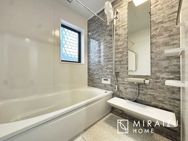 【浴室】 | お子さんとわいわいと楽しいバスタイムもよし、一人でゆったりと入るのもよし、浴室換気乾燥機付きのユニットバス。お洗濯物を干せるだけでなく、カビ防止にもなります。