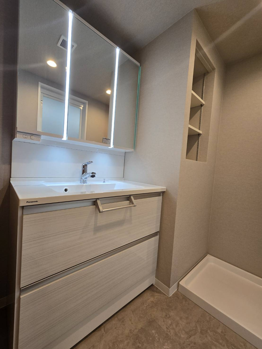 コスモ博多古門戸の独立洗面台|
個人的に、リフォームするならこだわりたいランキング第1位！！洗面です。収納豊富な3面鏡は朝の強い味