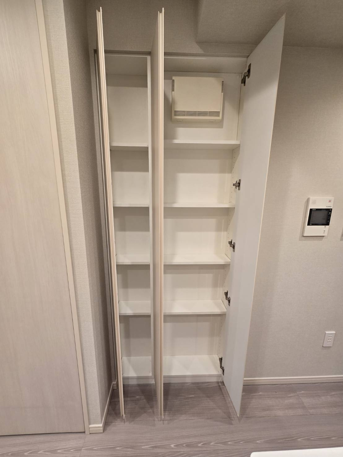 クリオラベルヴィ呉服町の収納|天井まである収納♪長いものも収まりそうですよね！
