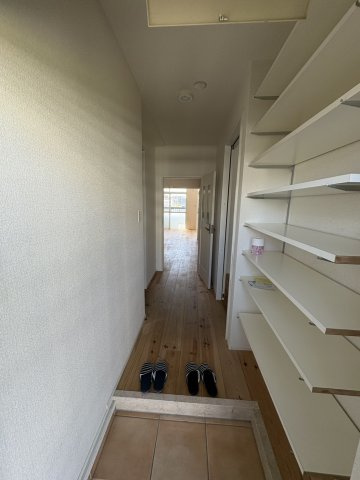 ニュー千早団地二棟の玄関|収納もある玄関です