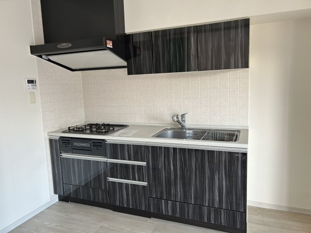 グラントレゾール浅草のキッチン|システムキッチン（3口ガスコンロ・グリル付）