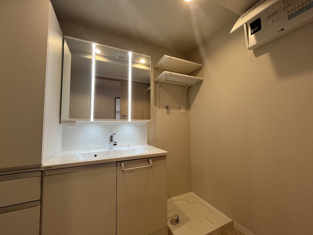 エンゼルハイム井尻第3の独立洗面台|個人的に、リフォームするならこだわりたいランキング第1位！！洗面です。収納豊富な3面鏡は朝の強い味方