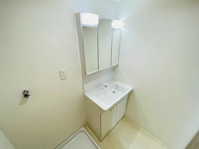 エスポワール南福岡の独立洗面台|三面鏡は忙しい朝の味方です☆