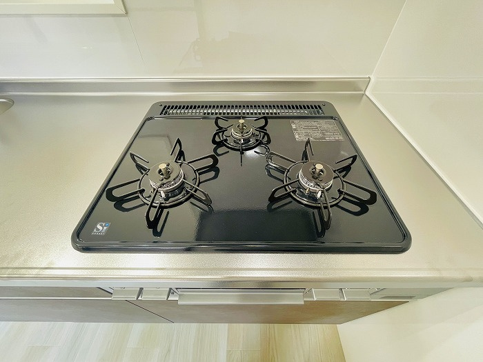 エスポワール南福岡のキッチン|三口コンロなので効率よく料理できます☆