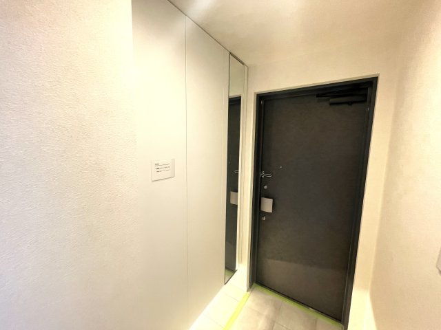 ブライトンヒルズ藤崎の玄関|鏡もついているので朝の出かける前に身だしなみチェックできます☆