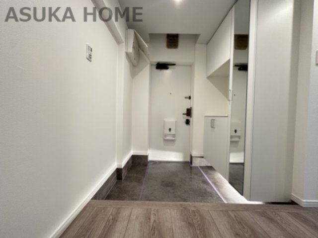 新山下ベイシティ６号棟の玄関|白を基調とした広々とした玄関。全身鏡もあり、お出かけ前の身だしなみチェックにいいですね。
