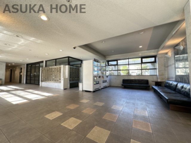 新山下ベイシティ６号棟の収納|枕棚があるクローゼットは多様なお洋服の収納にも対応しやすく、大切なお洋服をきれいな状態で収納できます