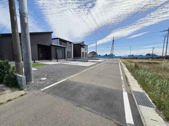 新築　太田市新田高尾町　GRAFARE　4号棟の前面道路含む現地写真|現地写真　南側接道幅員約4ｍ