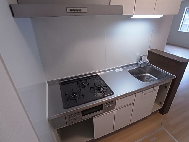 神戸市長田区雲雀ケ丘３丁目のアパートのキッチン|システムキッチン（ガス３口）