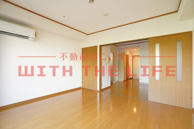 プロビデンス花畑【キャッシュバック対象物件】の居間・リビング|こちらの居間で趣味の時間をお楽しみください