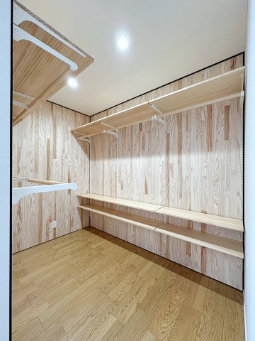 東区馬木6丁目 No.4の収納|全居室収納☆
6帖の主寝室はたくさん収納できるウォークインクローゼットです♪