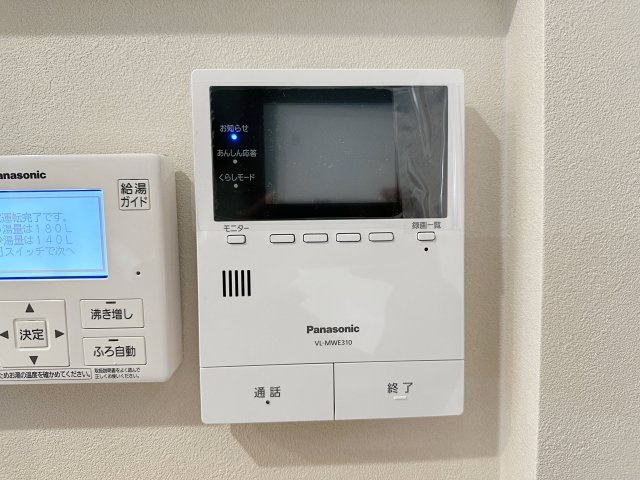 東区馬木6丁目 No.4の防犯設備|ドアホン☆
来客があったとき、室内からカメラやマイクを使って相手や用件を確認できます。相手を事前に確認することができ、訪問販売対策や防犯面でも役に立つアイテムです♪