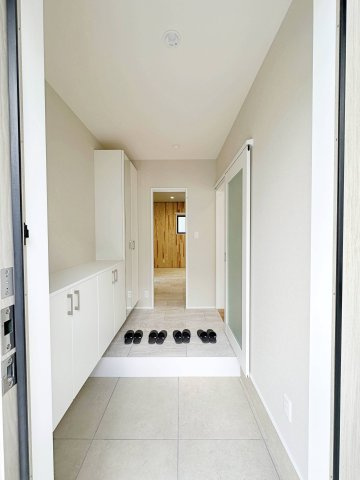 東区馬木6丁目 No.4の玄関|玄関ホールは開放的でとても明るいです♪