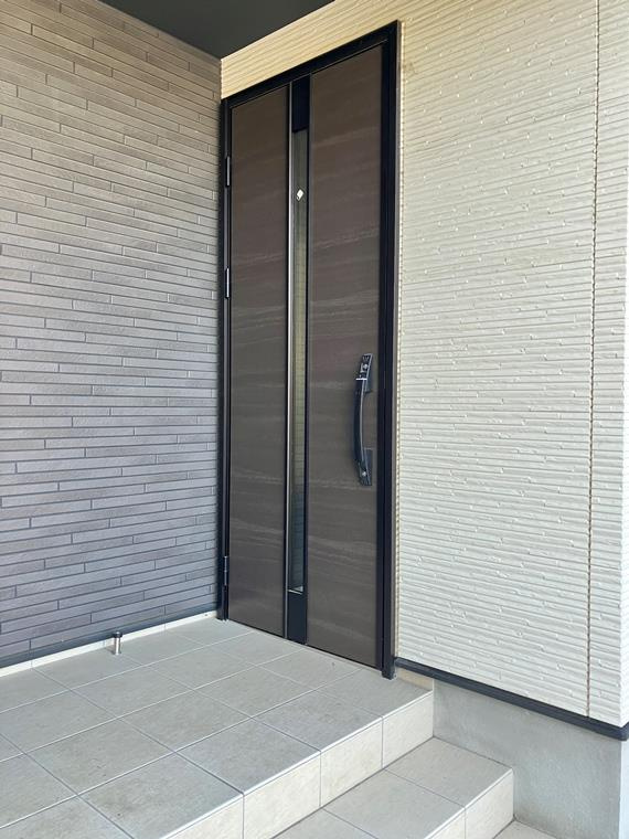 伊刈戸建のエントランス