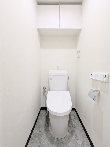 青砥東パーク・ホームズのトイレ|～吊戸棚付きのトイレ写真～