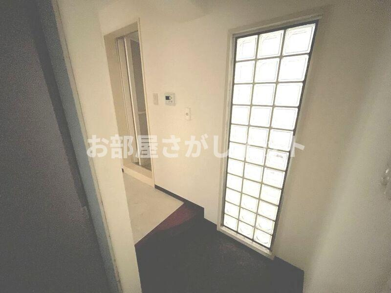 欠真間2丁目のマンションの居間・リビング