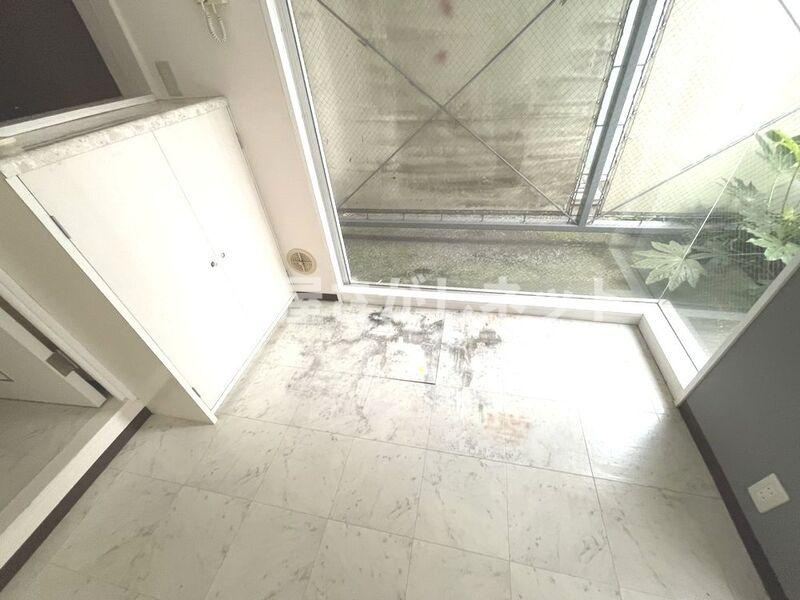 欠真間2丁目のマンションの玄関