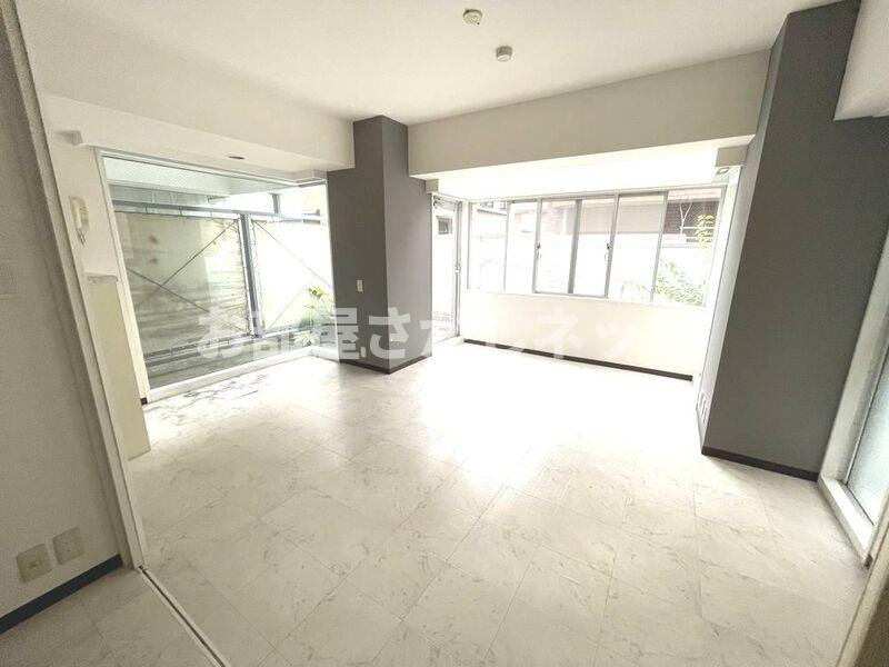 欠真間2丁目のマンションの居間・リビング