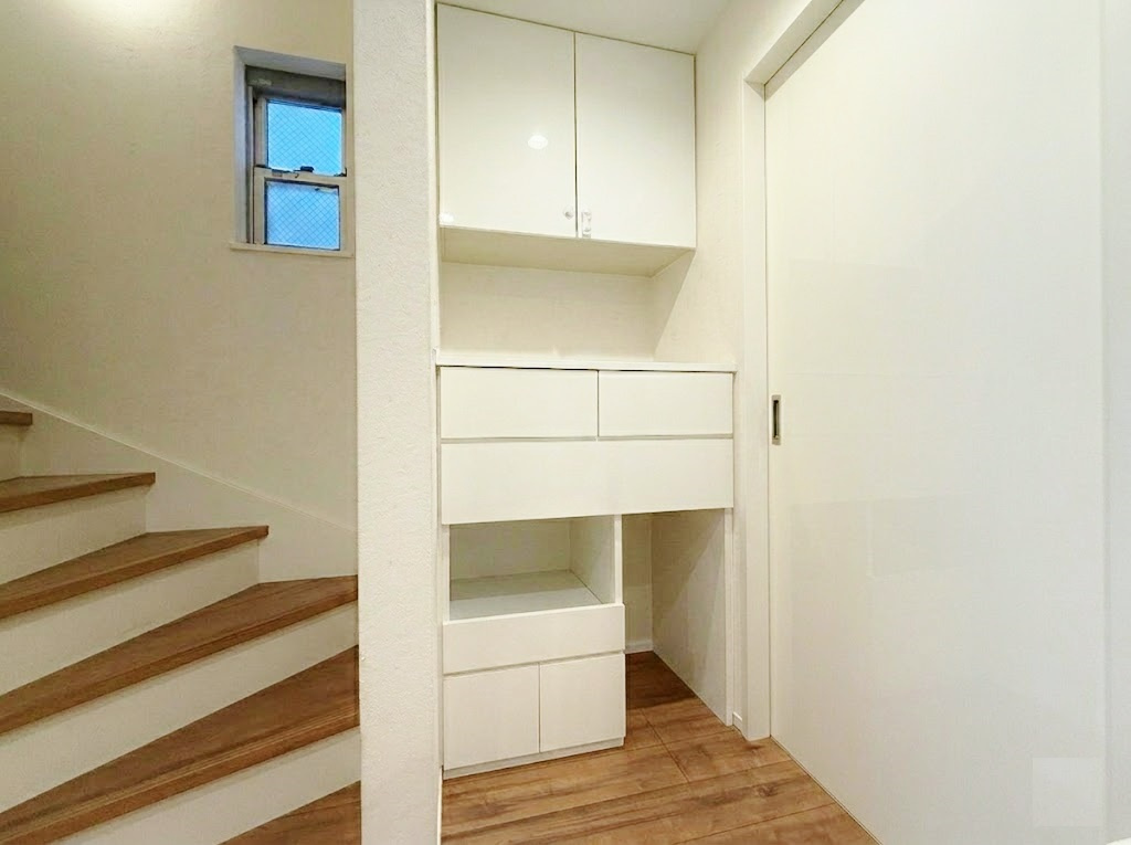 板橋区東山町のその他|2階リビングスペースには便利な収納を設けてます
日用品などの収納に便利です