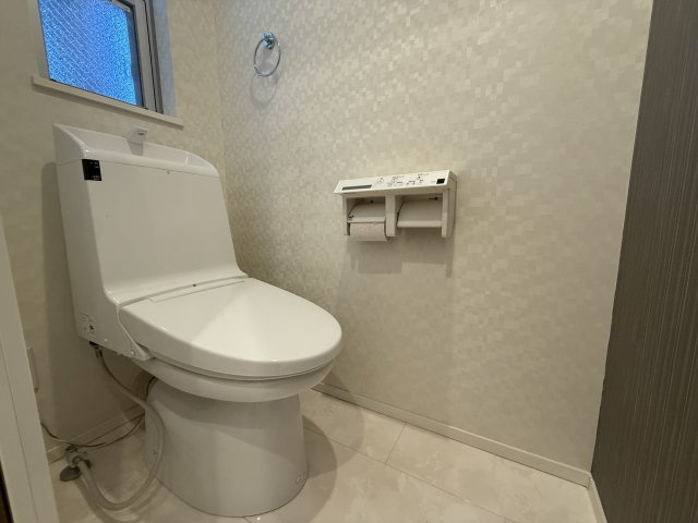 板橋区東山町のトイレ|小窓を設けた明るく衛生的なトイレ