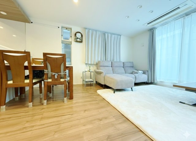 板橋区東山町の居間・リビング|15.5帖のLDK
一部吹抜+トップライトを施し空間を明るく華やかに演出しています
