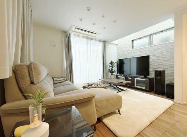 板橋区東山町の居間・リビング|大きな掃き出し窓からバルコニーに動線がつながります
リビング+水回りを配した生活しやすい間取りです