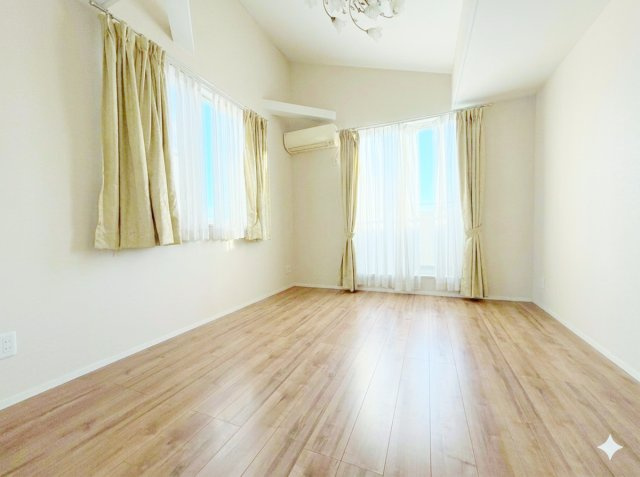 板橋区東山町の洋室|3階7.68帖洋室は大きな掃き出し窓からバルコ仁―に動線がつながります