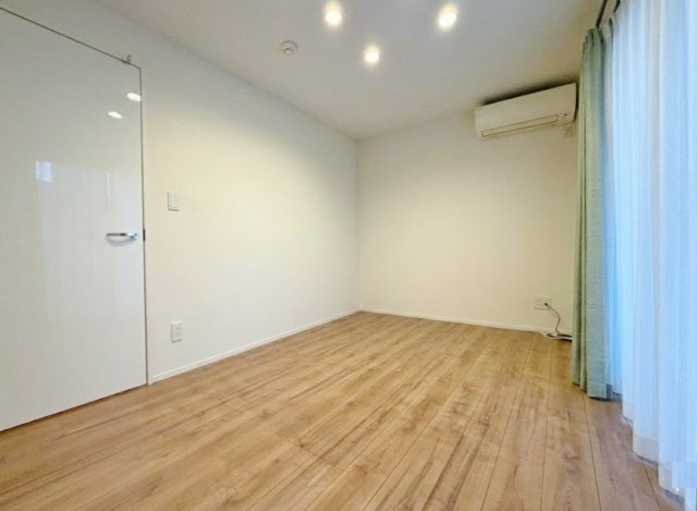 板橋区東山町の洋室|1階6帖洋室は整形なお部屋なので家具のレイアウトも便利です
壁面にワイドな収納を設けています