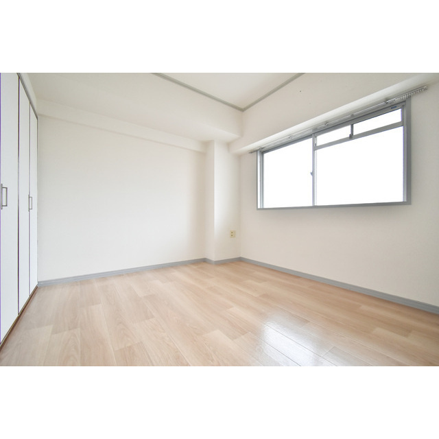 スクエアガーデン【キャッシュバック対象物件】の洋室|きれいな洋室です