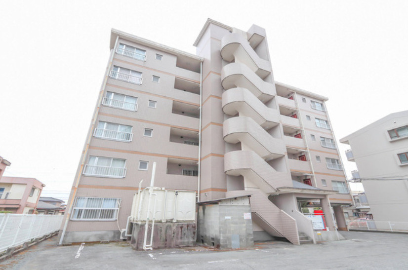 スクエアガーデン【キャッシュバック対象物件】のエントランス|落ち着いた雰囲気の外観です