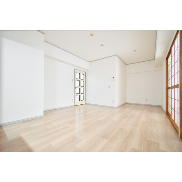 スクエアガーデン【キャッシュバック対象物件】の居間・リビング|ゆったり過ごせる居間です