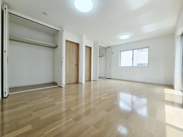 練馬区練馬3丁目の洋室|1階12.2帖の2ドア仕様につき将来的に2部屋に仕切る事も可能です
それぞれクローゼットも設置しています