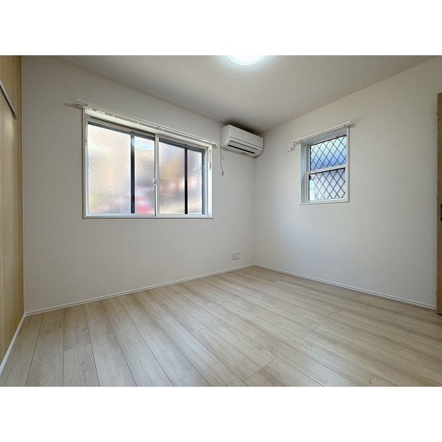 ラフィーネ三ッ沢南町の居間・リビング|2面採光の洋室♪