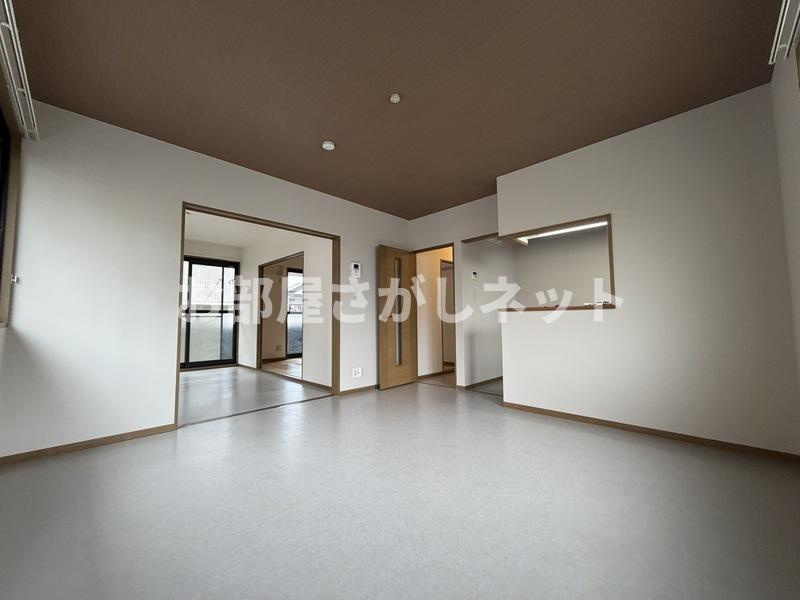 市川市相之川2丁目のアパートの居間・リビング